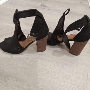 Never Worn Black Universal Thread heels